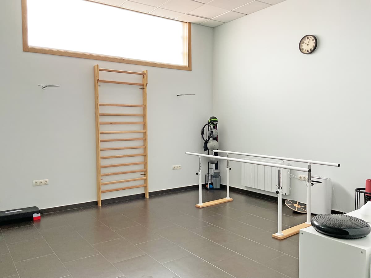 Sala de rehabilitación con espalderas y paralelas del centro de fisioterapia de Caldas de Reis