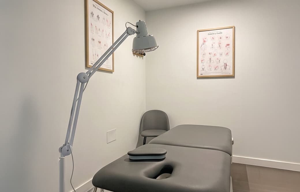 Sesión de terapia manual en la consulta de fisioterapia de Caldas de Reis